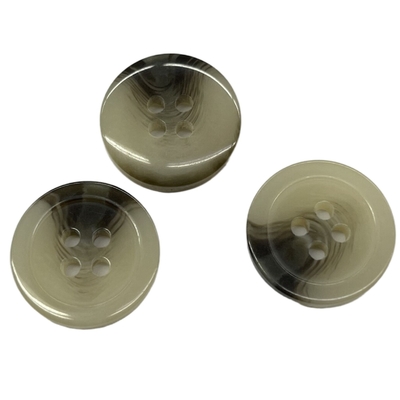 Il bottone di Horn falso di plastica con uso del foro dell'orlo 28L 4 sul cappotto delle donne Outwear