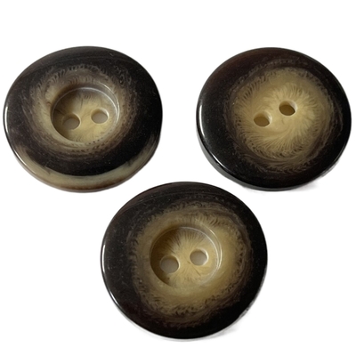 Bottone di Horn irregolare del Faux della muffa del cappotto delle donne con la scanalatura sul foro centrale due