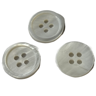 Il materiale naturale dei fori di Pearl White 4 abbottona 24L per tricottare il lavoro manuale di cucito