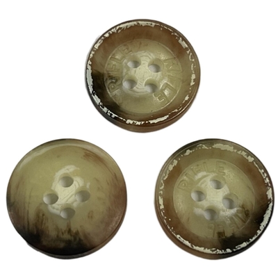 Il materiale naturale di Horn del soprabito abbottona quattro che il foro 36L ha inciso il logo