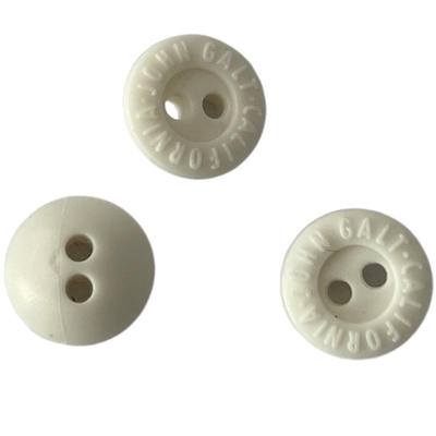 La gomma del bianco sporco di 2 fori abbottona Logo Use On Sewing Clothing inciso 11mm
