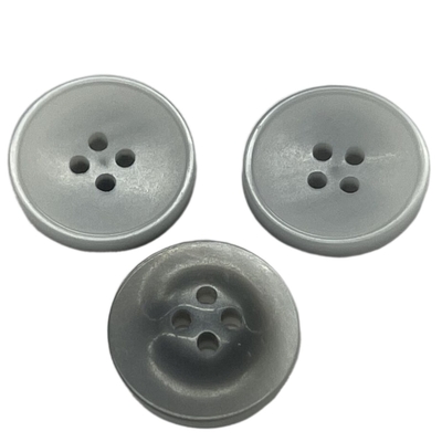 I bottoni di plastica 4-Holes di colore del ODM di immaginazione d'argento della resina in 26L usano per la camicia del cappotto