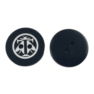I bottoni stampati di seta della resina di plastica hanno inciso il foro di Logo Blouses Coat Button Four in 32L per abbigliamento
