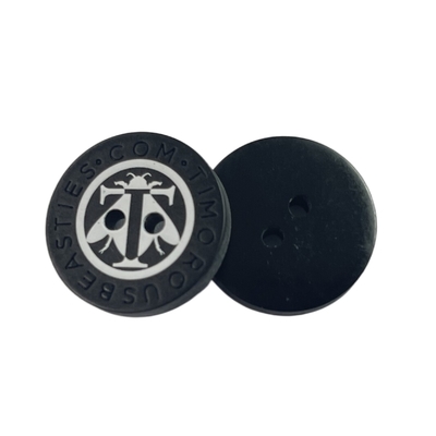 I bottoni stampati di seta della resina di plastica hanno inciso il foro di Logo Blouses Coat Button Four in 32L per abbigliamento