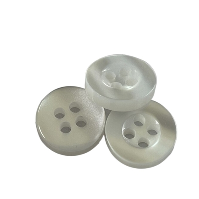 Bottoni di camicia di plastica di colore bianco con uso di Rim Pearl Effect In 18L sulla camicia