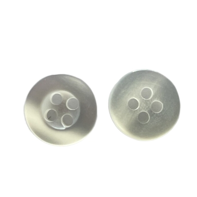 Bottoni di camicia di plastica di colore bianco con uso di Rim Pearl Effect In 18L sulla camicia