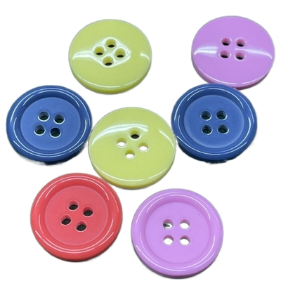 Segni la resina col gesso di plastica abbottona 4 il colore del ODM del foro 28L per gli accessori dell'indumento