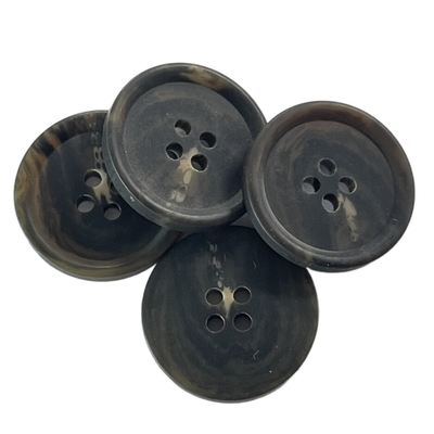 Il giro Matte Finished Plastic Coat Faux Horn si abbottona con il foro dell'orlo 36L quattro