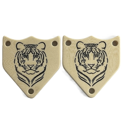 I bottoni di plastica del Pentagono 3 di immaginazione irregolare del foro hanno inciso Tiger Logo In
