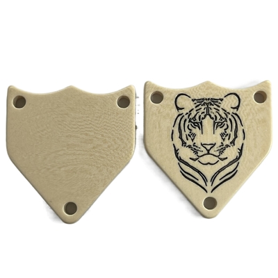 I bottoni di plastica del Pentagono 3 di immaginazione irregolare del foro hanno inciso Tiger Logo In