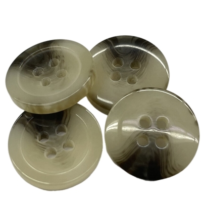 Il bottone di Horn falso di plastica con uso del foro dell'orlo 28L 4 sul cappotto delle donne Outwear
