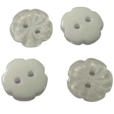 I bottoni di plastica del fiore di effetto della perla con gesso recedono il colore bianco in 16L per cucire