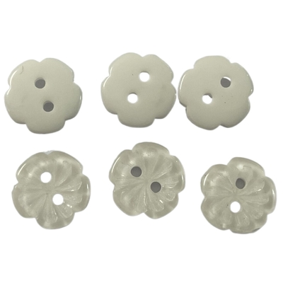 I bottoni di plastica del fiore di effetto della perla con gesso recedono il colore bianco in 16L per cucire