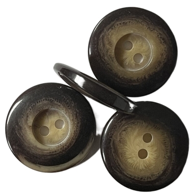 Bottone di Horn irregolare del Faux della muffa del cappotto delle donne con la scanalatura sul foro centrale due