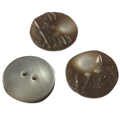 Bottoni di camicia brillanti pieni di ZAZZERA con il foro due nella progettazione irregolare del fronte di 18mm