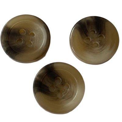Un Faux di plastica Horn di 11/16&quot; 4 di fori abbottona l'uso di colore del ODM per il cappotto delle donne