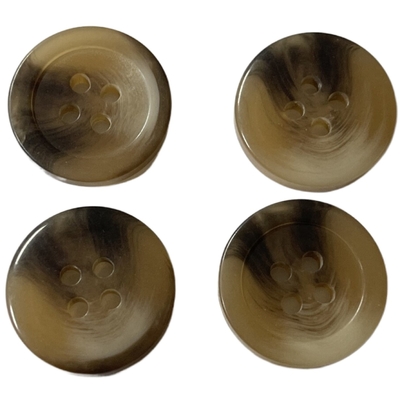 Un Faux di plastica Horn di 11/16&quot; 4 di fori abbottona l'uso di colore del ODM per il cappotto delle donne