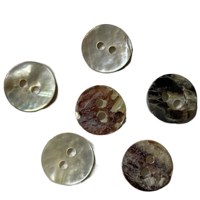 Cucito ed ODM naturale materiale dei fori di DIY Shell Buttons 16L due
