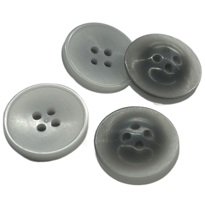 I bottoni di plastica 4-Holes di colore del ODM di immaginazione d'argento della resina in 26L usano per la camicia del cappotto