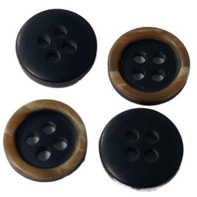Due strati segnano il colore col gesso nero 16L dei bottoni per l'accessorio dell'indumento della camicia